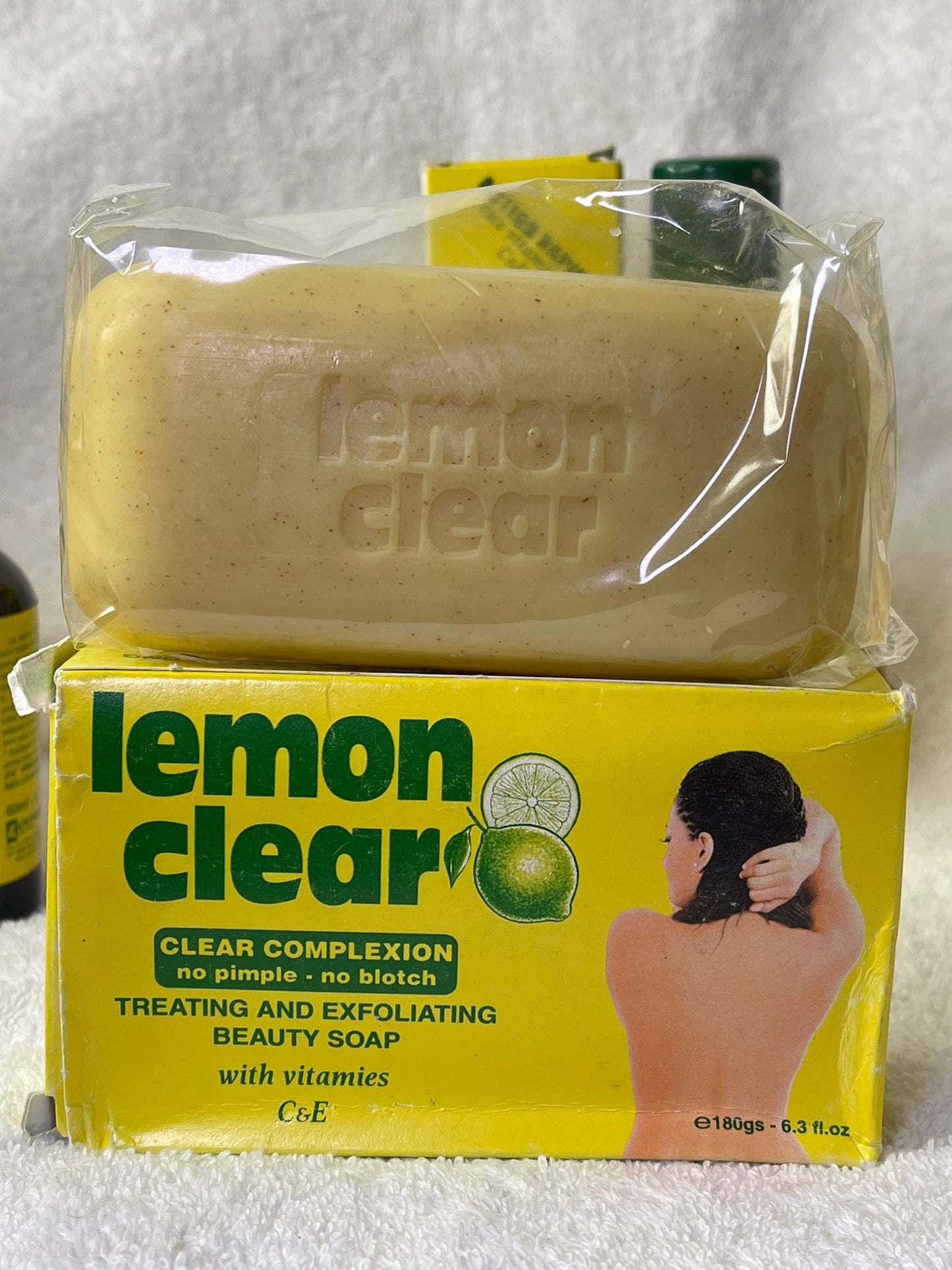 Lemon clear savon ultra clarifiant correcteur exfoliant gommant peau sans impurété et protège