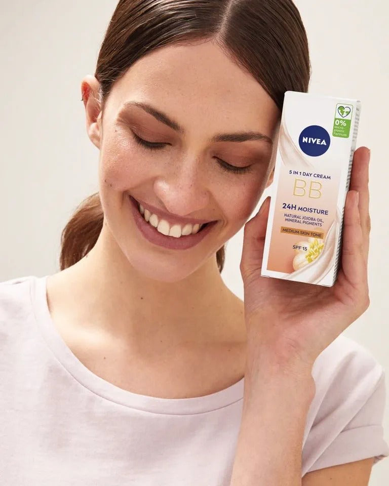 NIVEA BB CRÈME 5 EN 1 HYDRATATION 24 H NOURRISSANTE UNIFIANTE ULTRA ÉCLAIRCISSANTE FPS 15