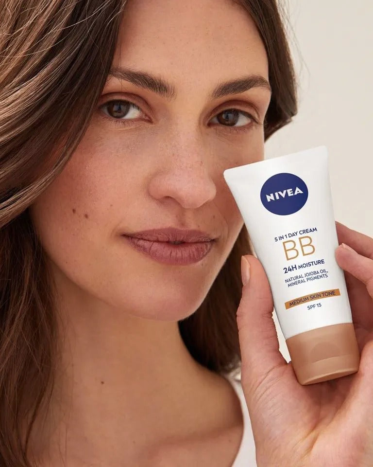 NIVEA BB CRÈME 5 EN 1 HYDRATATION 24 H NOURRISSANTE UNIFIANTE ULTRA ÉCLAIRCISSANTE FPS 15
