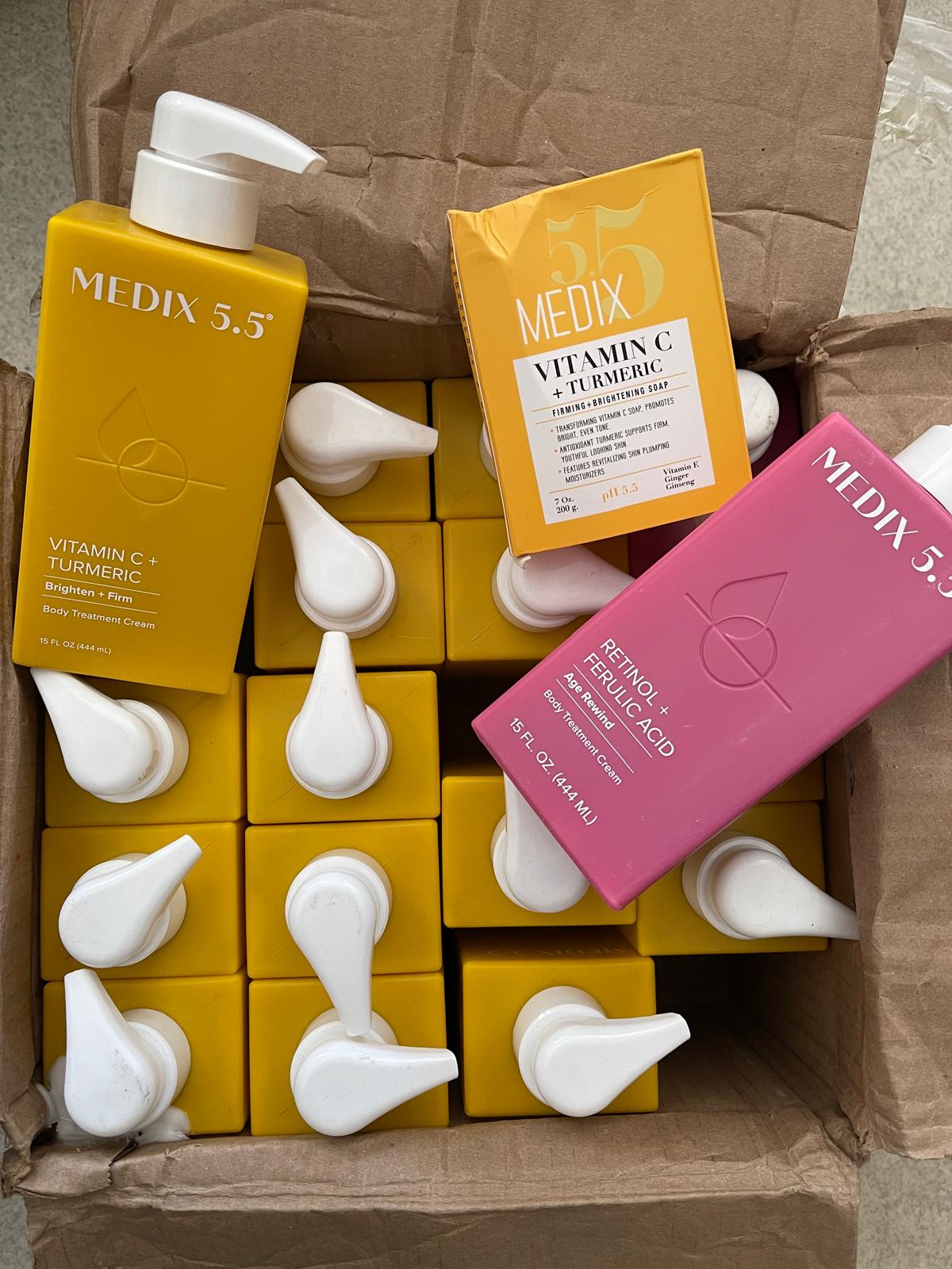 Medix 5.5 Crème à la vitamine C turmeric et au curcuma pour le visage et le corps. Crème raffermissante et éclaircissante pour les taches de vieillesse, les taches brunes et la peau endommagée par le soleil. C