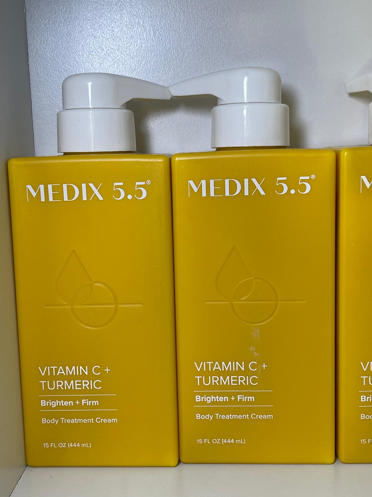 Medix 5.5 Crème à la vitamine C turmeric et au curcuma pour le visage et le corps. Crème raffermissante et éclaircissante pour les taches de vieillesse, les taches brunes et la peau endommagée par le soleil. C