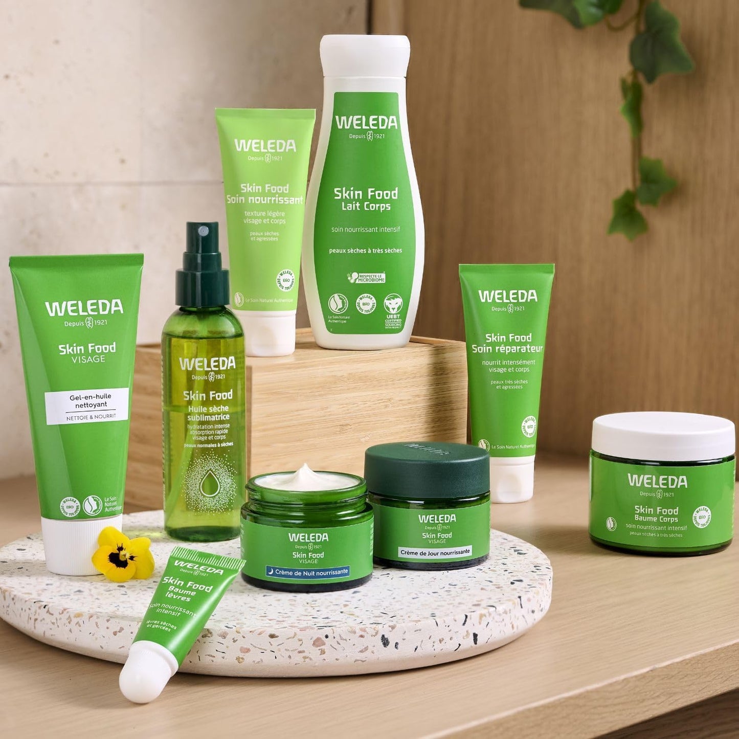 WELEDA - Skin Food Soin réparateur - Protège et répare les peaux très sèches et agressées - Atténue les sensations d'inconfort et hydrate intensément - NATRUE - 75 ml